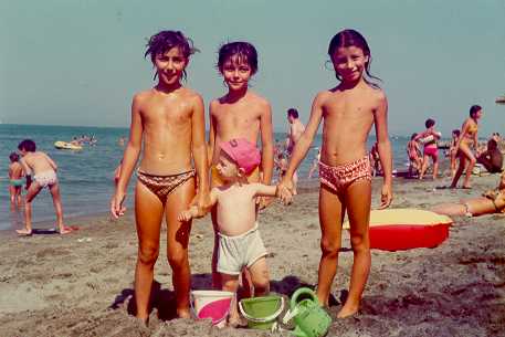 1974-al mare con 3 bambine.jpg (20410 byte)