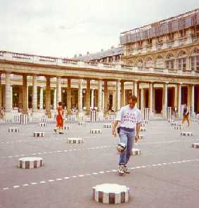 2000-06-Parigi-palleggi dentro Palazzo Reale.jpg (12016 byte)