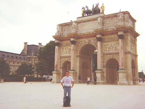 2000-06-sotto l'Arco di -Trionfo.jpg (15348 byte)